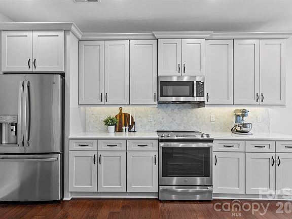 2nd image of 2467 Chatham Dr