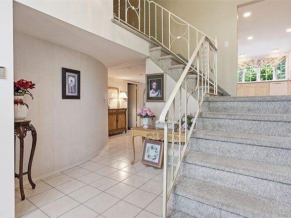 3rd image of 1 S Oaks Boulevard