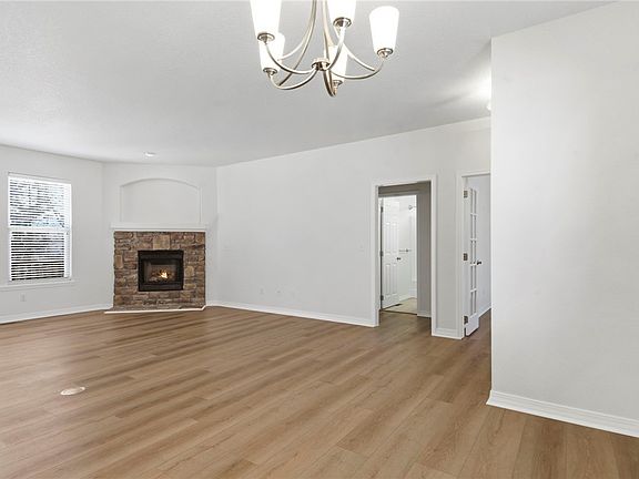 4th image of 6 Williamsburg Ln E
