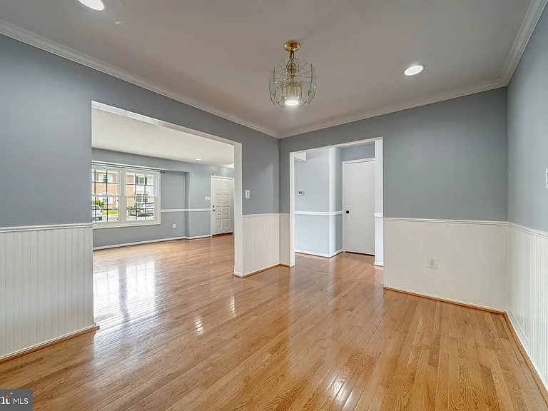 8593 Burlington Ct — Photo 15