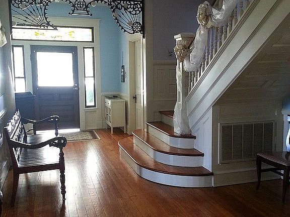 Front hallway/entryway