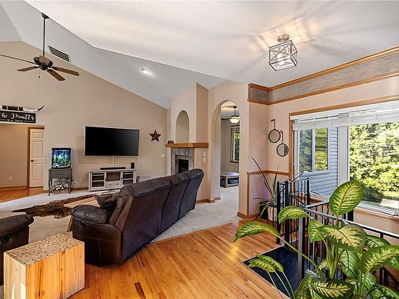 4th image of 6 Leawood Pl
