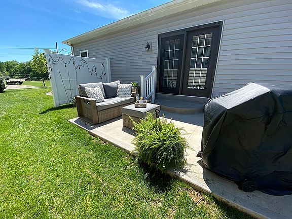 Privacy patio w/ gas hookups
