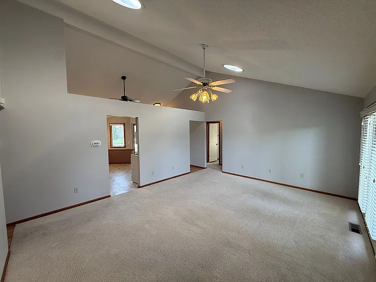 5018 Goldfinch Ln — Photo 12