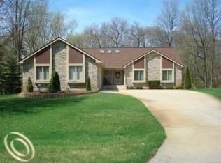 5498 Bradford Cir, Brighton, MI 48114