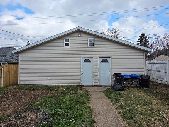 2nd image of 891 Geranium Ave E