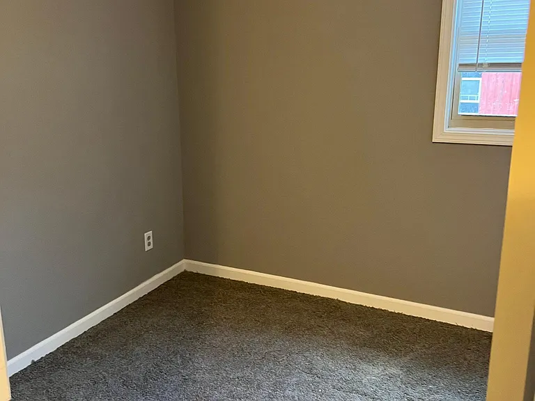 1011 S Greenlawn Ave — Photo 12