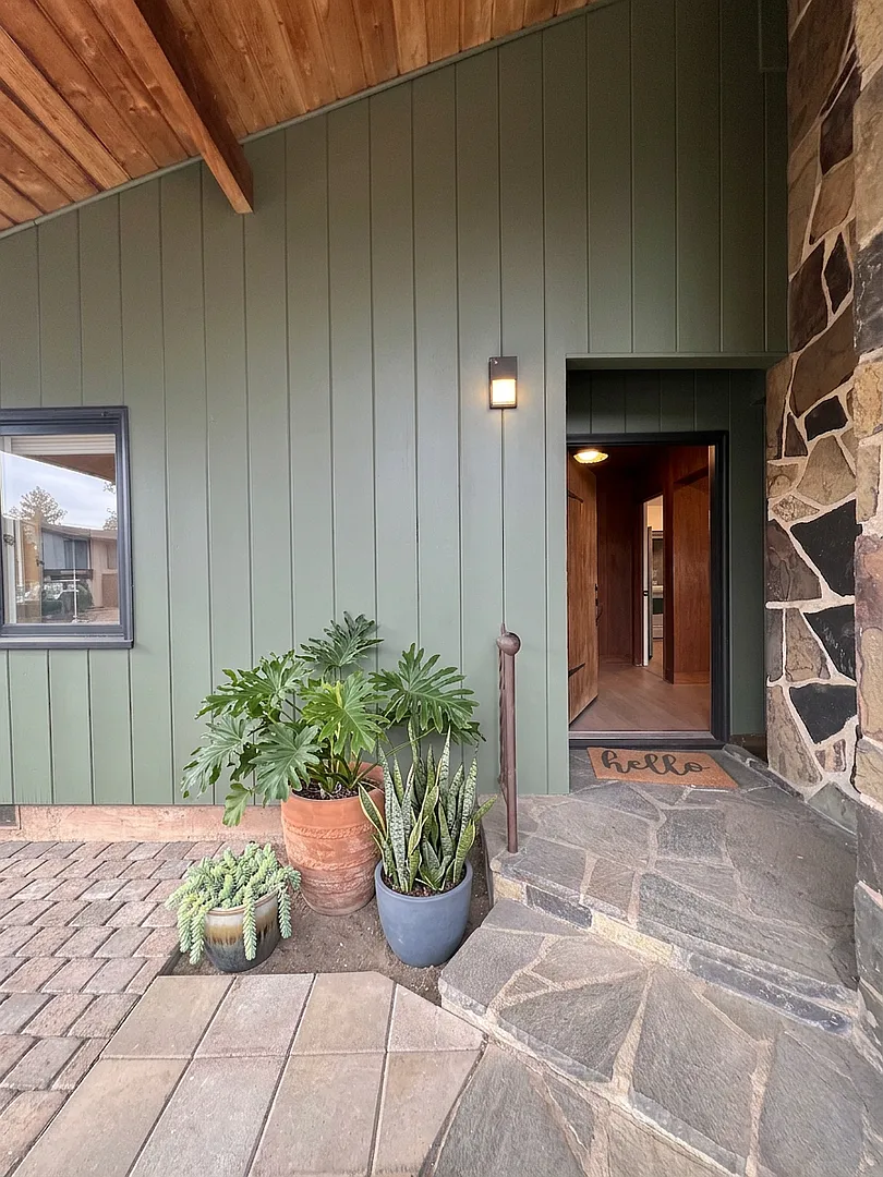 Spacious 3 bed/2 bath Phoenix home | Available October — Photo 1