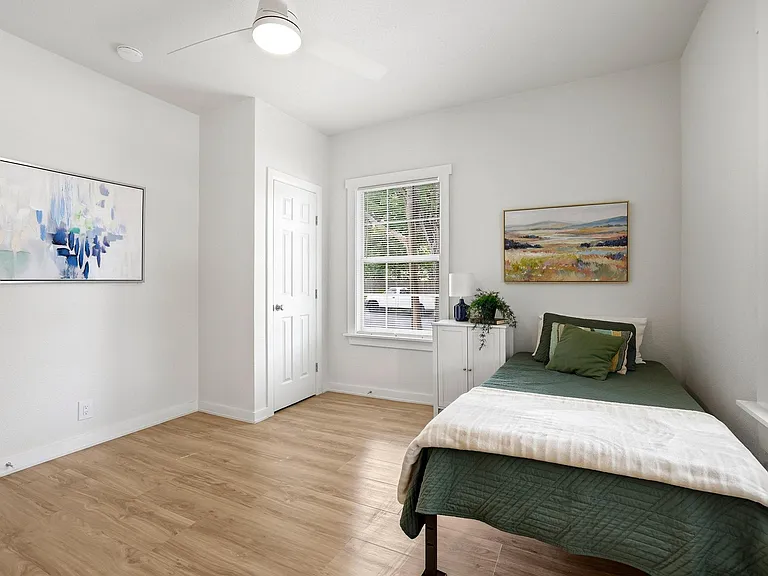 537 E Sears St — Photo 16