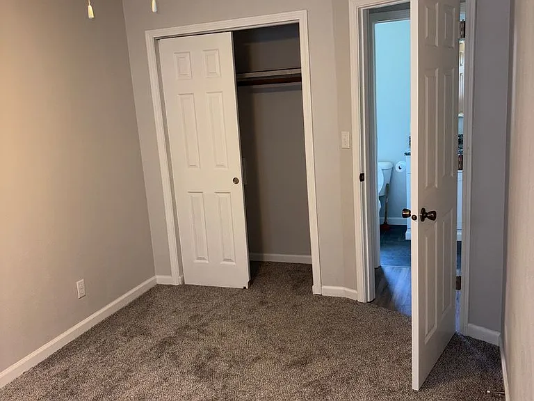 919 W Walnut St — Photo 4