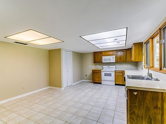 5th image of 16810 Sweno Ct
