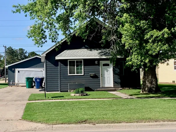 719 1st Ave NE, Watertown, SD 57201