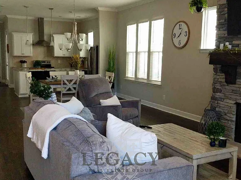 708 Goswell Dr — Photo 5