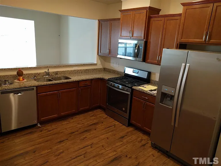 1007 Mirbeck Ln — Photo 2
