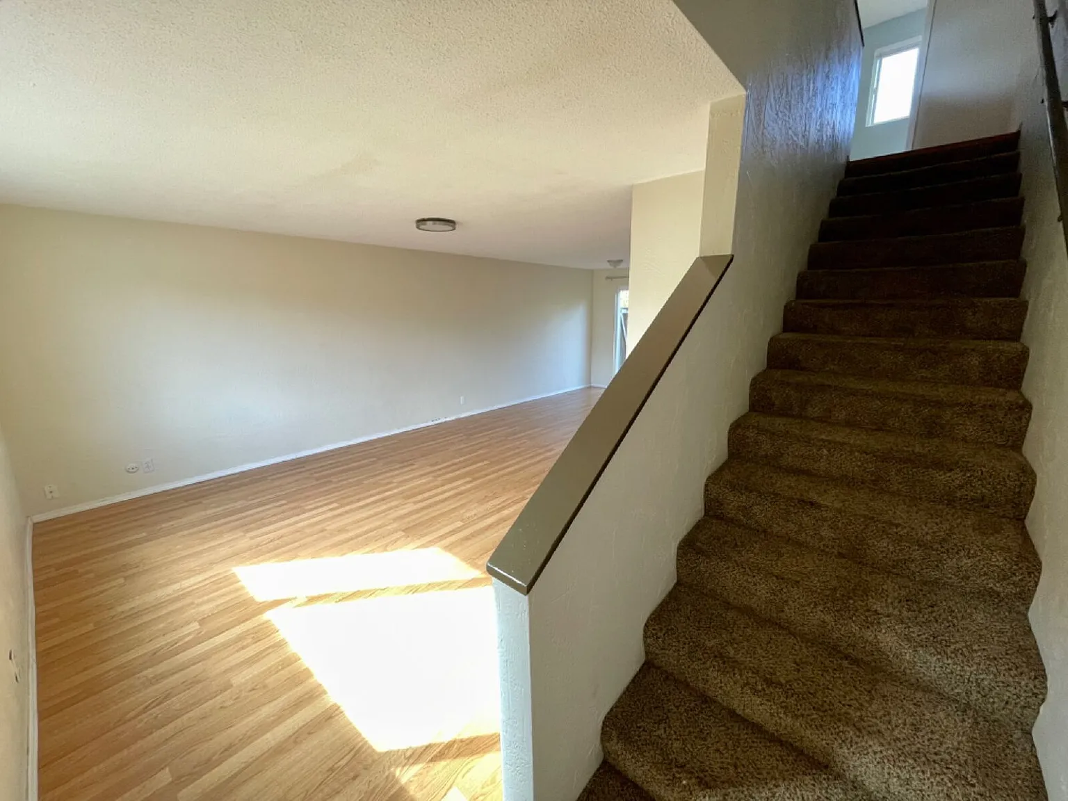2 bed, 1.5 bath, 936 sqft, $1,395 — Photo 2