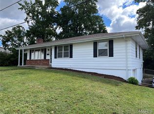 1090 Kinstern Dr, Saint Louis, MO 63131