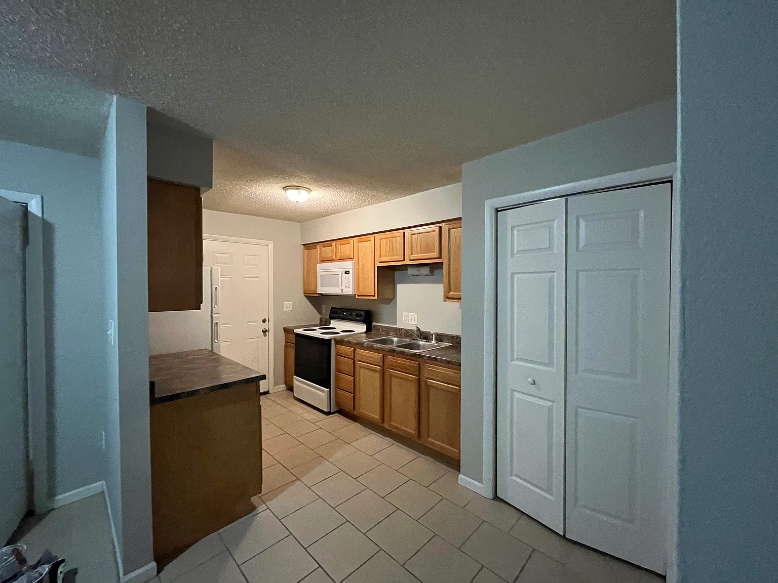 601 Carson St — Photo 4