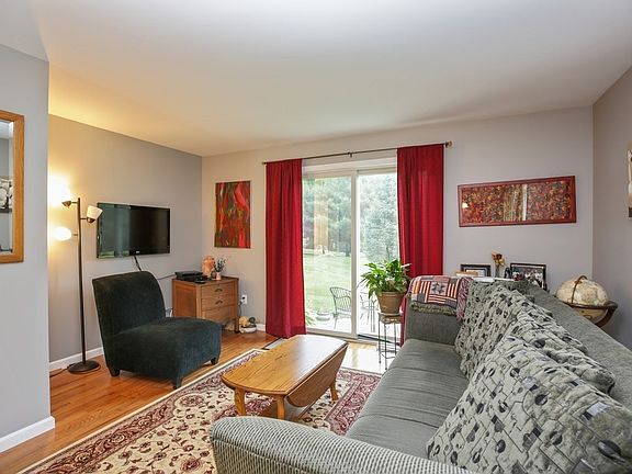 3rd image of 207 Alexandra Ct