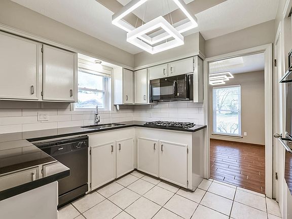 4th image of 2302 Lynn Dr