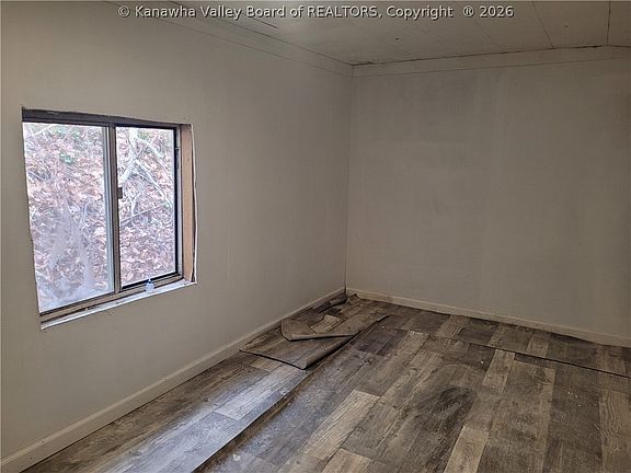 8th image of 637 S Ruffner Rd