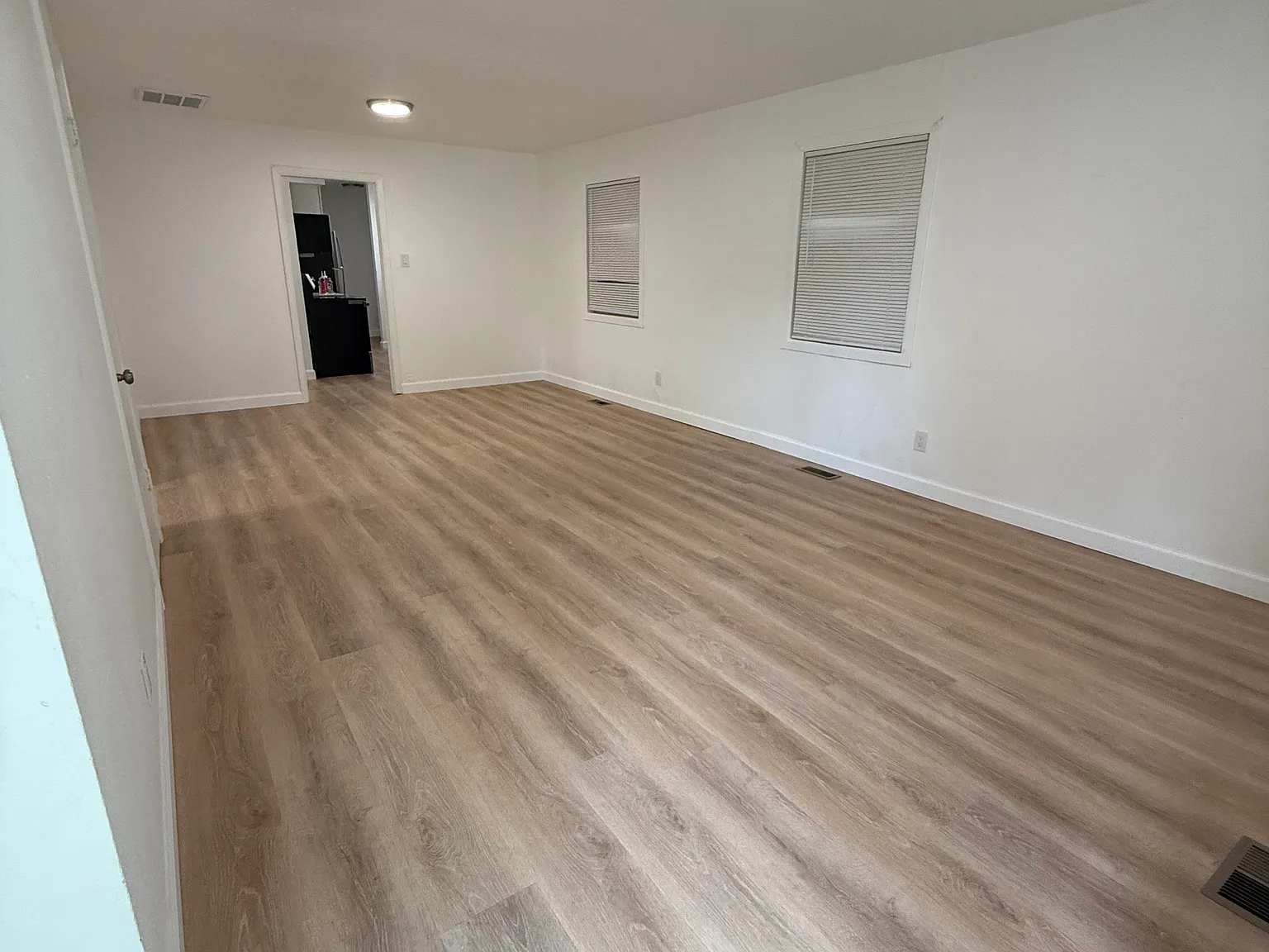 6 bed, 1450 sqft, $1,600 — Photo 2