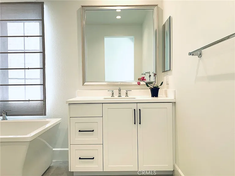 105 Sky Hts — Photo 36