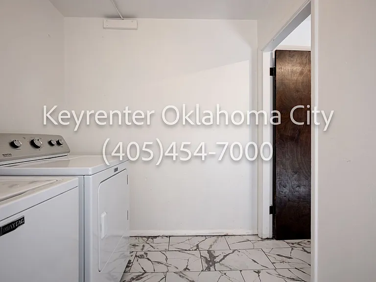 1524 Rowena Ln — Photo 33