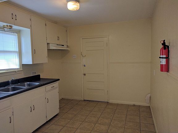 2nd image of 3613 Cypress St