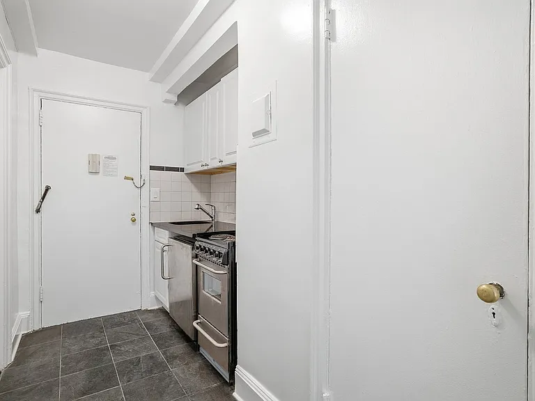 310 E 44th St #819 — Photo 6