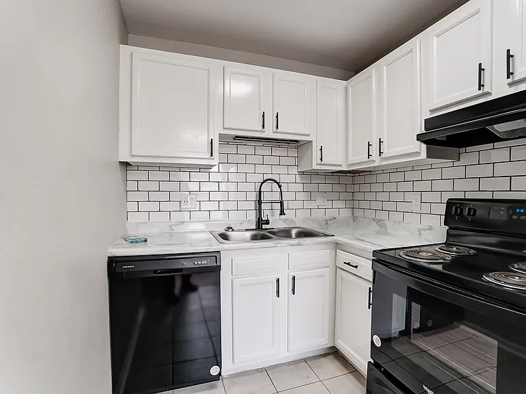 Coral Club Apartments — Photo 30