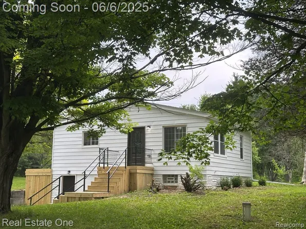 4858 Genesee Rd, Lapeer, MI 48446