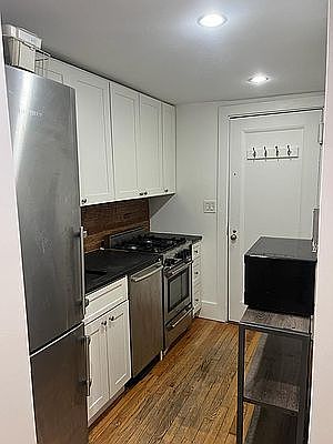4th image of 118 Waverly Pl APT 1B