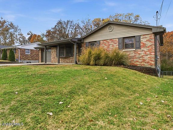 3rd image of 621 Belmont Dr