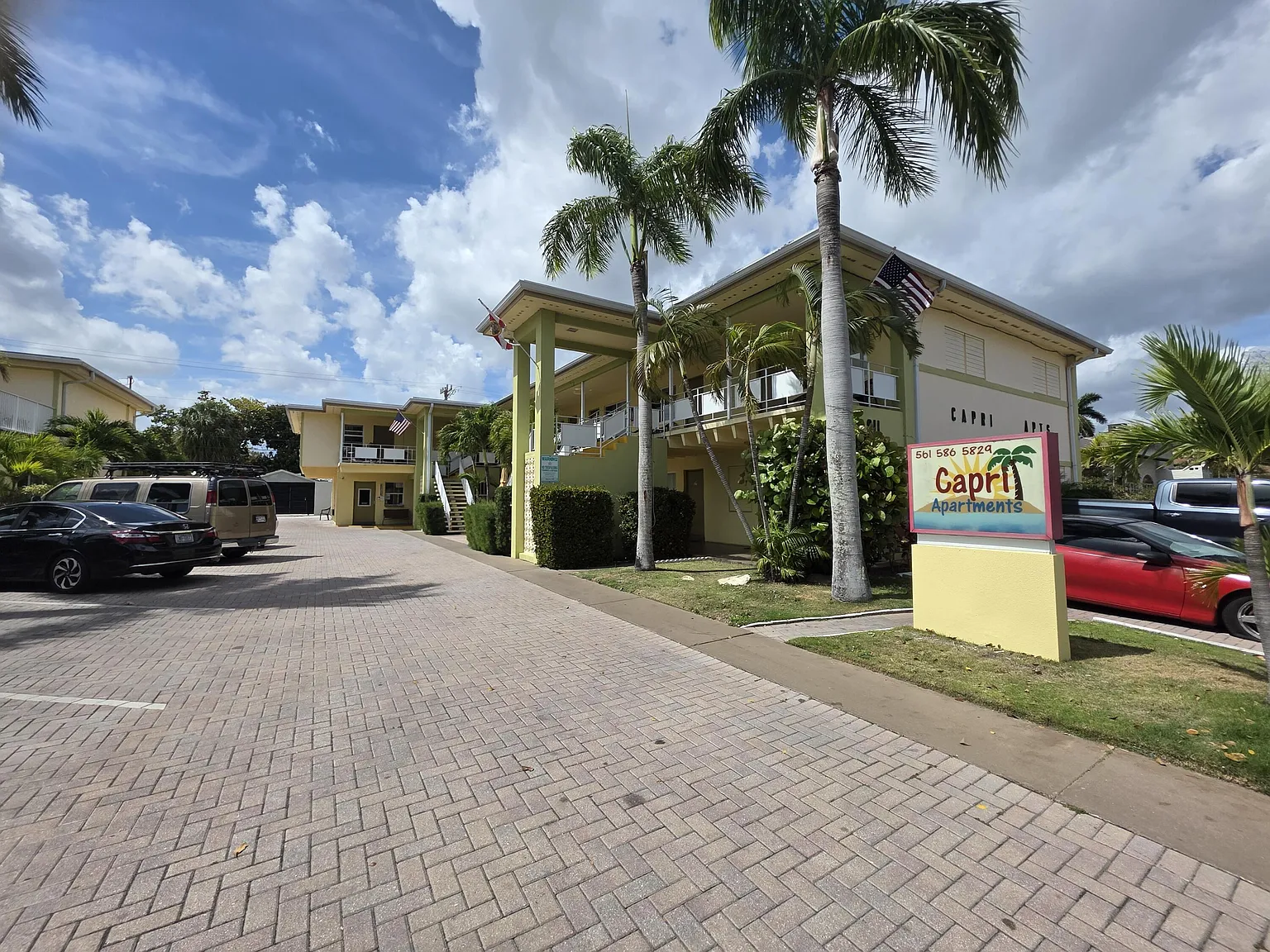 Capri Lake Worth Beach — Photo 1