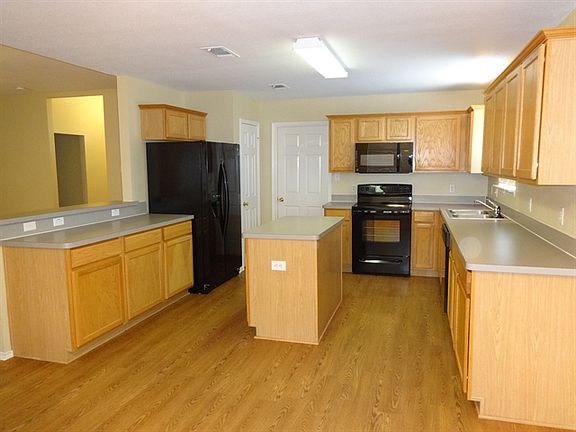4th image of 617 Douglas Dr