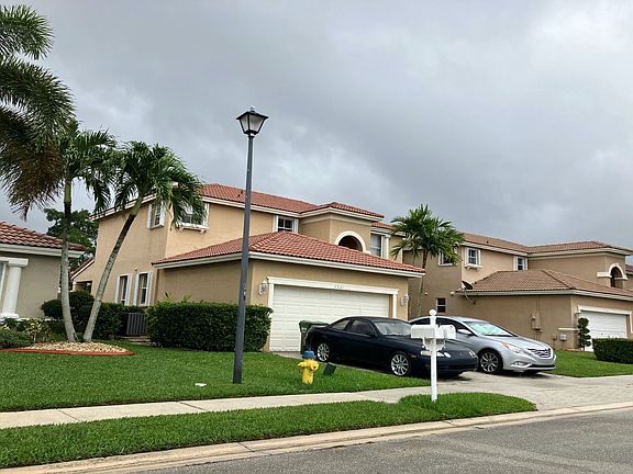 3rd image of 1521 SW 193rd Ter