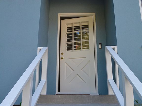 4th image of 2928 N Beachwood Dr