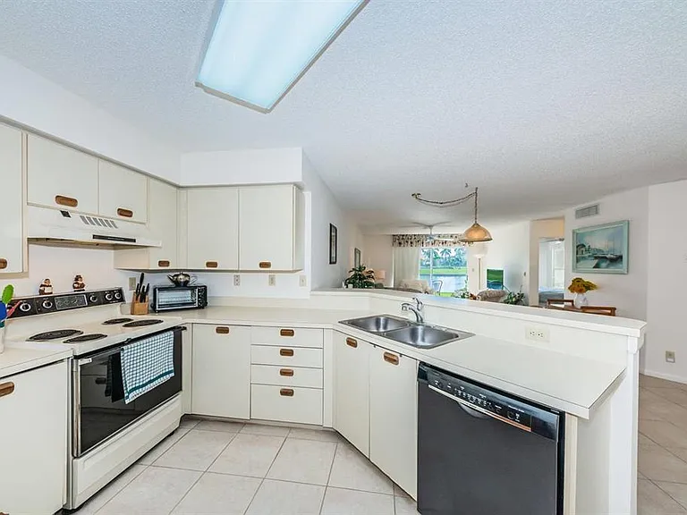 6050 Bahia Del Mar Cir #120 — Photo 10