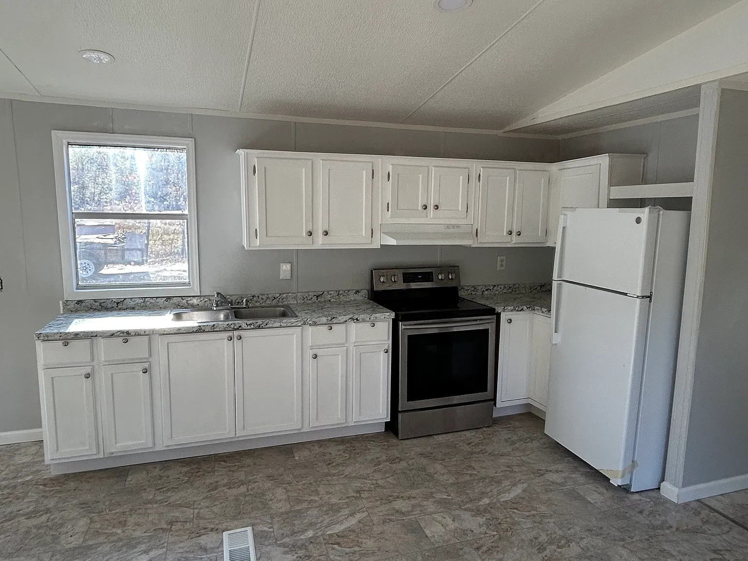 3 bed, 1280 sqft, $1,300 — Photo 3