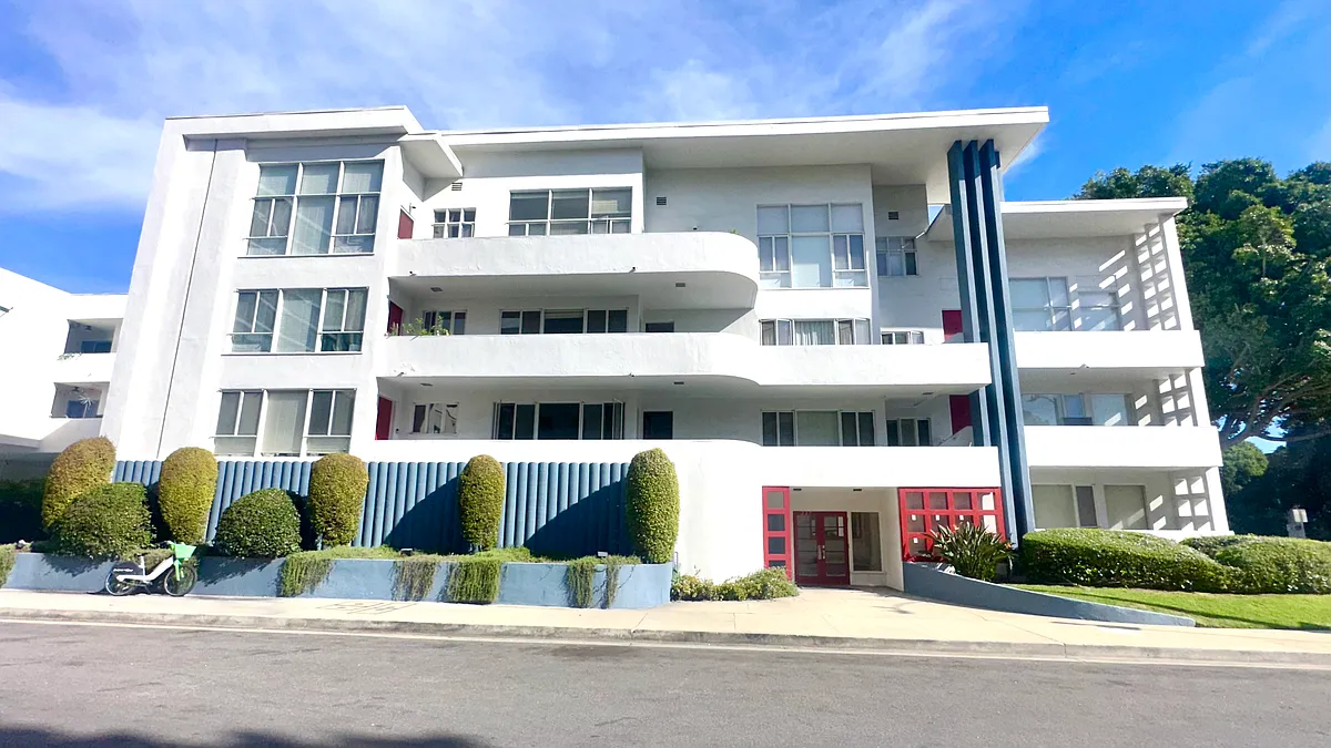 Photo 1 of 25 - 330 S Almont Dr #A2 - Los Angeles, CA Primary Photo - 330 S Almont Dr #A2