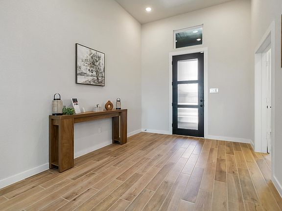7011 Alamo Estates - Model - Lubbock - Entry