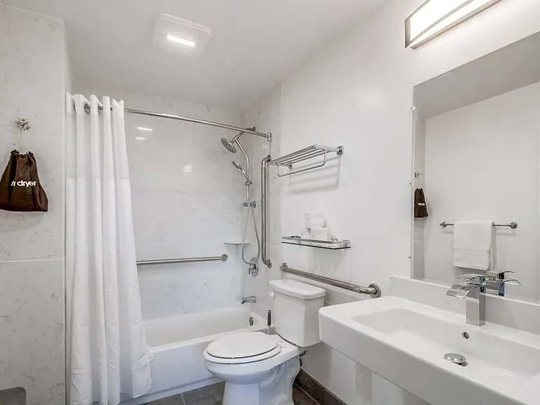 Full Bathroom2