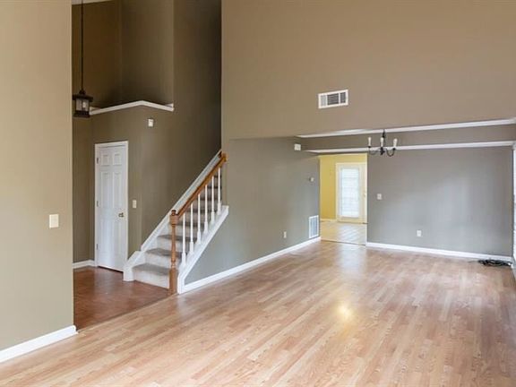 4th image of 3115 Regency Park Dr