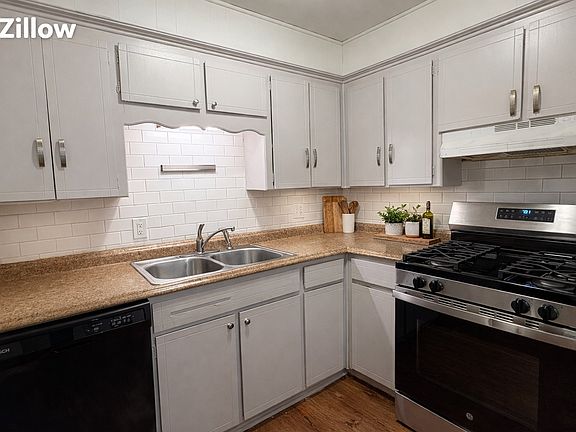 3rd image of 2416 Queensbury Rd