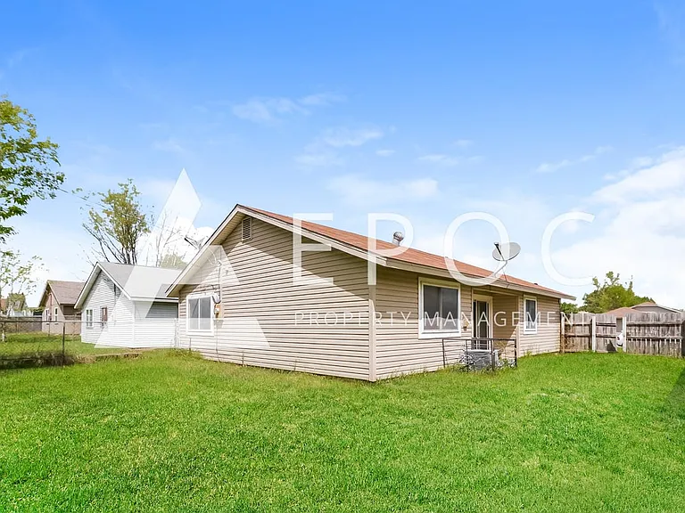 2208 Creekwood Dr — Photo 15
