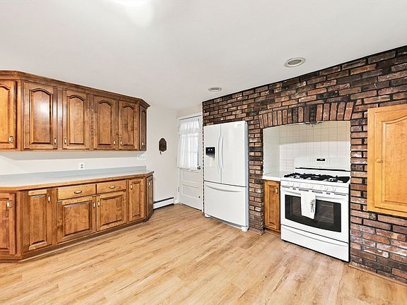3rd image of 81 Warren Rd