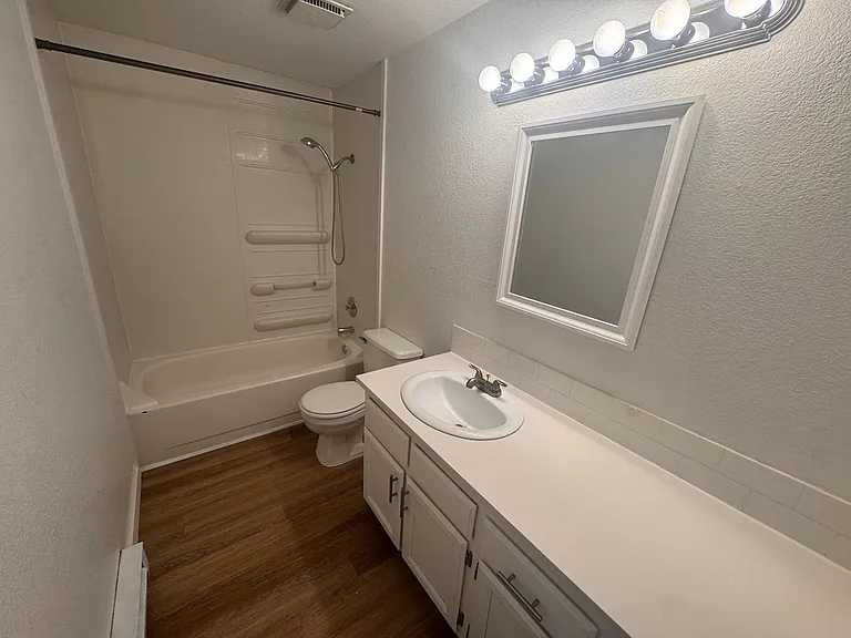 Stunning 2 Bed, 1 Bath w/ Laundry & AC in Lincoln Heights! — Photo 11