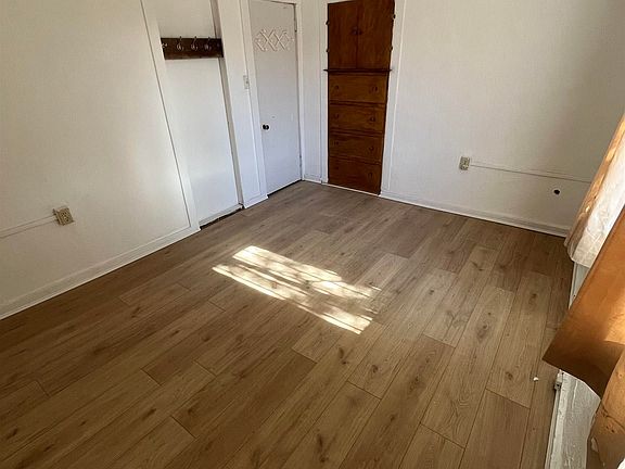 2nd image of 300 E 4th Ave