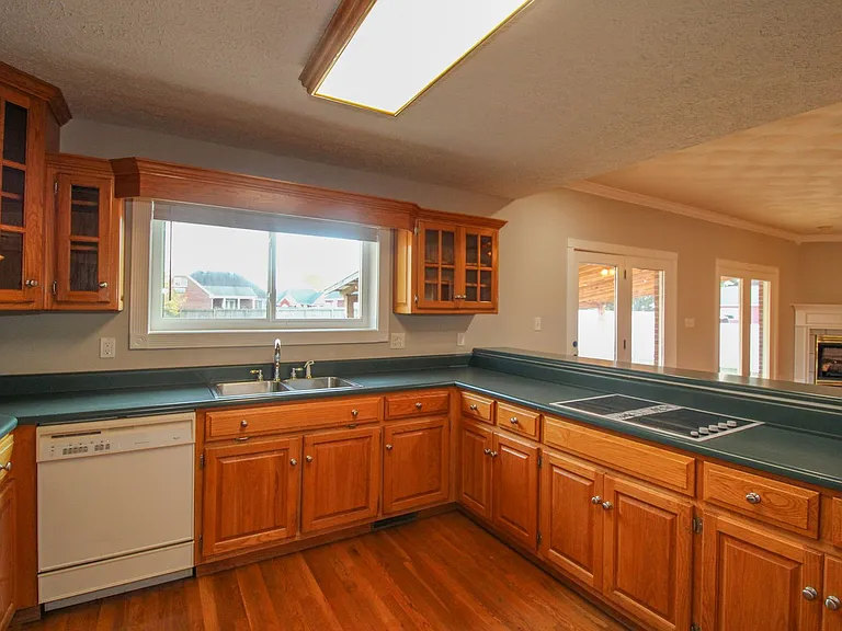 17524 Martin Dr — Photo 10