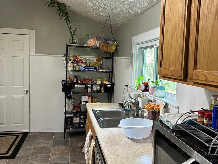 1421 Lyons Ave — Photo 10